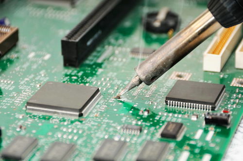 構(gòu)建品質(zhì)基石 線路板生產(chǎn)與計(jì)算機(jī)軟硬件研發(fā)的質(zhì)量保障之道